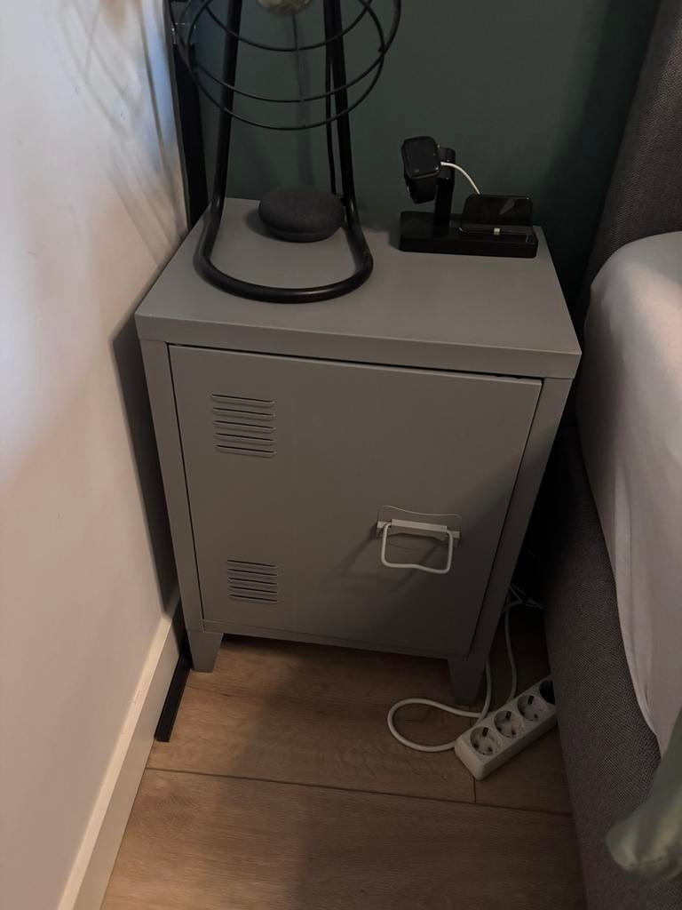 Nachtkastje grijs locker, Huis en Inrichting, Slaapkamer | Nachtkastjes, Ophalen of Verzenden, Zo goed als nieuw, Minder dan 45 cm