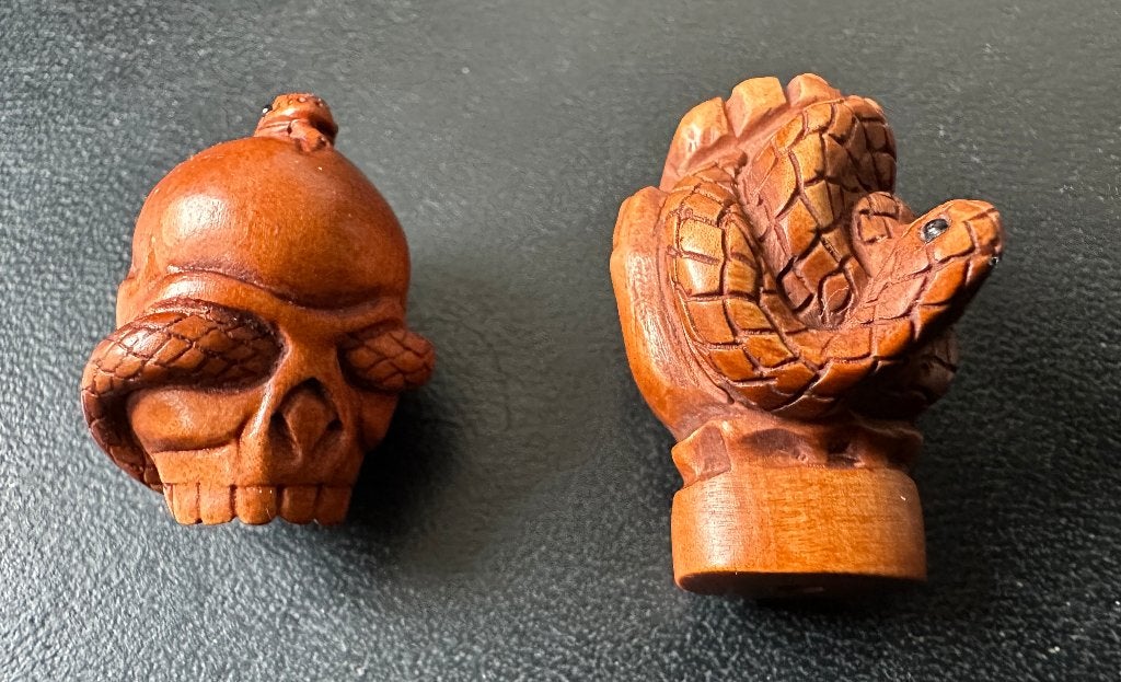 Ojimes in buxushout van slangen met hand en doodshoofd, Antiek en Kunst, Hout, Bruin, 3 cm, Handgemaakt