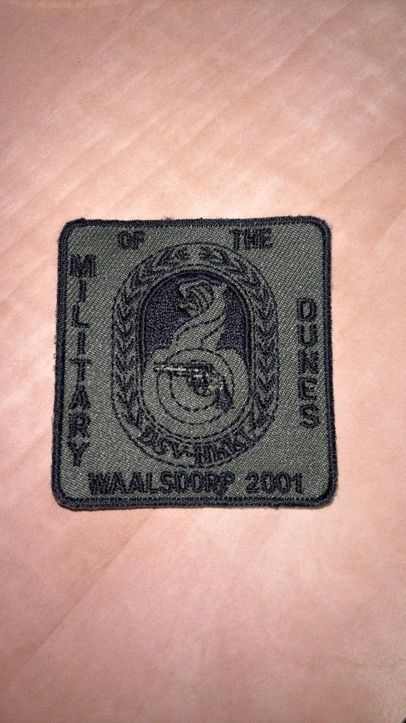 Gezocht dit borstembleem van de Defensie schietvereniging, Verzenden, Landmacht, Nederland, Embleem of Badge