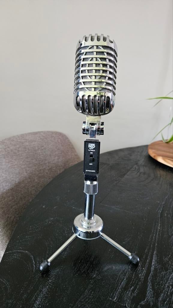 Vintage stijl microfoon met statief, Muziek en Instrumenten, Microfoons, Ophalen of Verzenden, Gebruikt, Zangmicrofoon