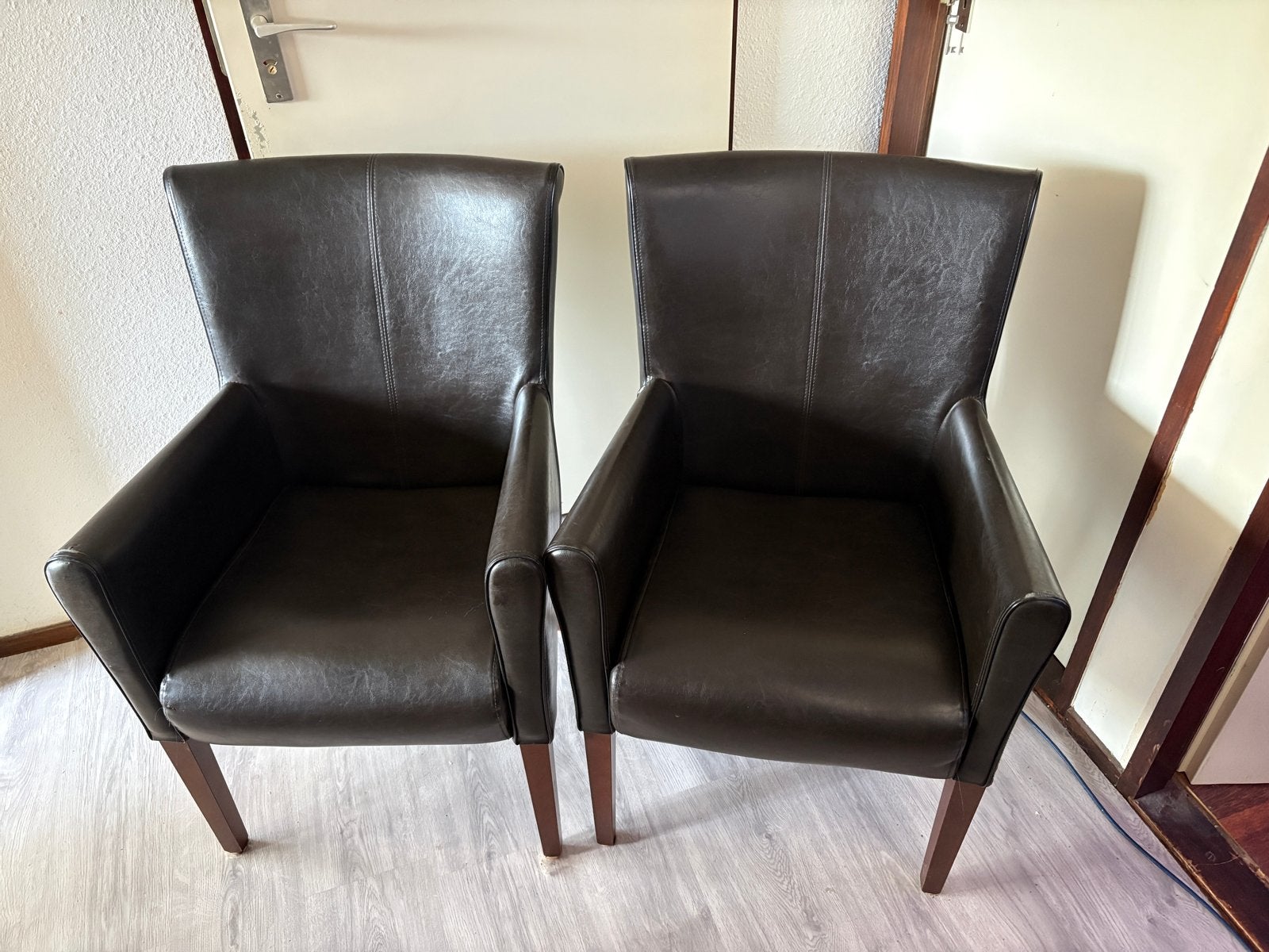 Twee donkerbruine leren eetkamerstoelen met armleuningen, Huis en Inrichting, Ophalen, Gebruikt, Twee, Bruin