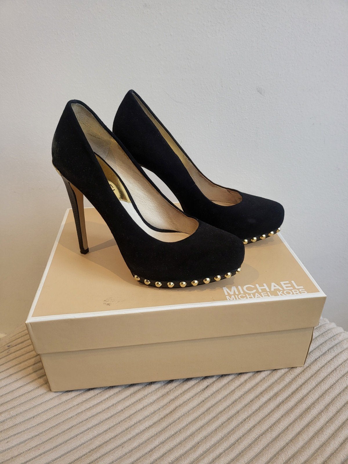 Michael Kors Ailee Pumps Zwart Suède met Studs Maat 35, Pumps, Michael Kors, Zwart, Ophalen of Verzenden