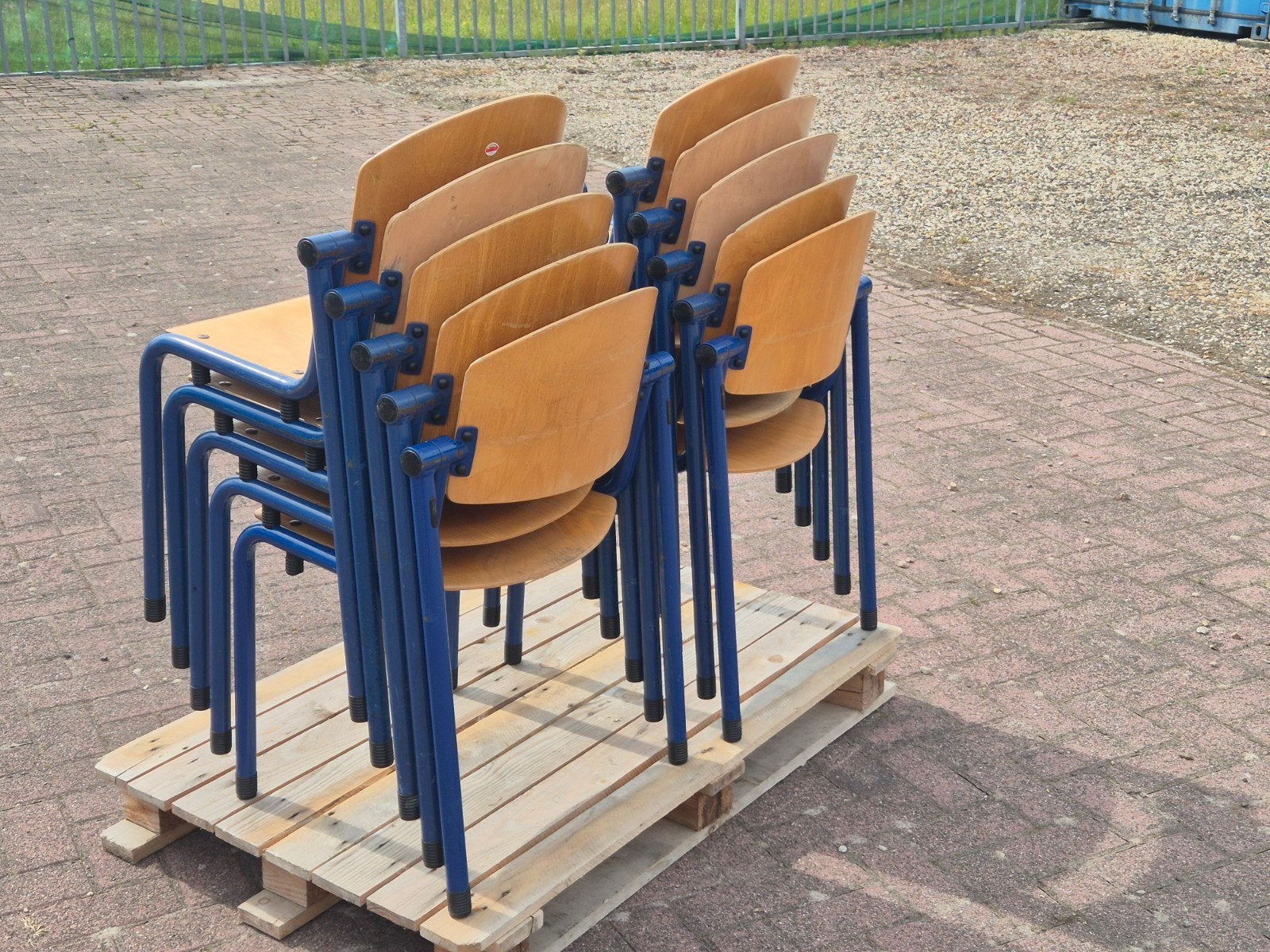 Partij stapelbare stoelen, blauw metaal, houten zitting, Huis en Inrichting, Stoelen, Gebruikt, Functioneel, Stapelbaar, Industrieel