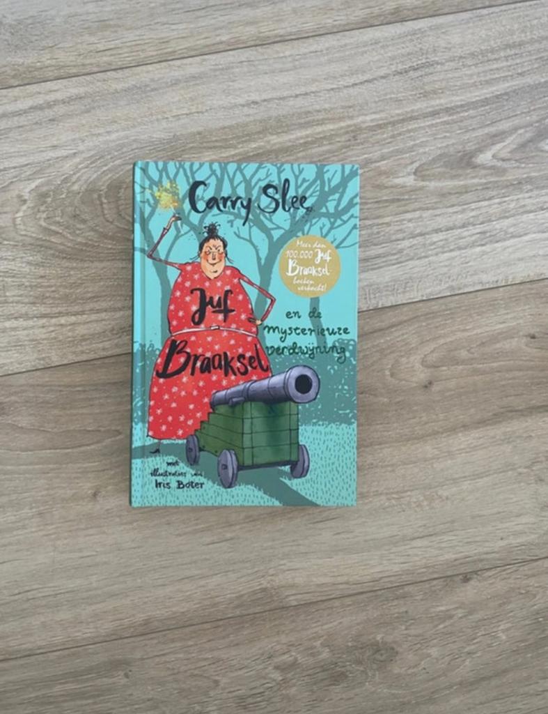 Juf Braaksel en de mysterieuze verdwijning - Carry Slee, Boeken, Ophalen of Verzenden, Zo goed als nieuw, Fictie algemeen