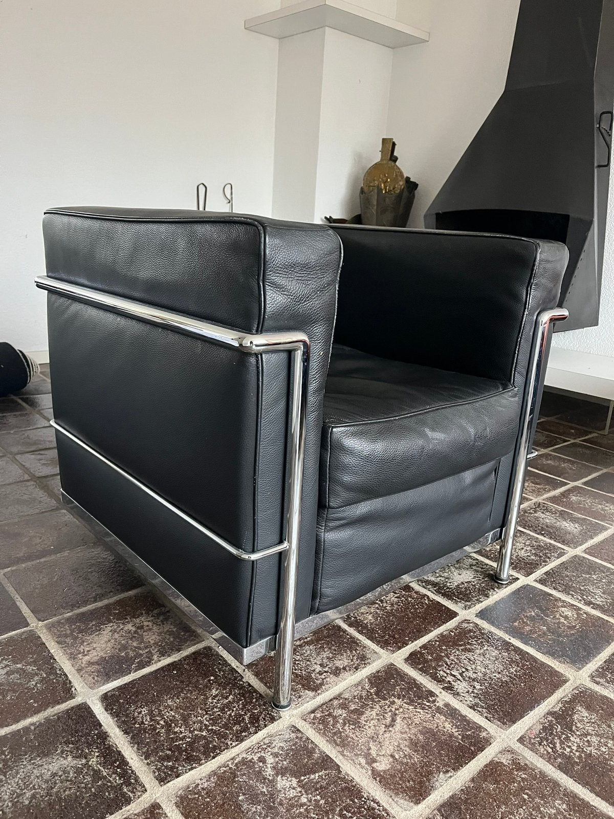 Cassina LC2 Fauteuil Zwart Leer, Ophalen, Gebruikt, 50 tot 75 cm, Leer