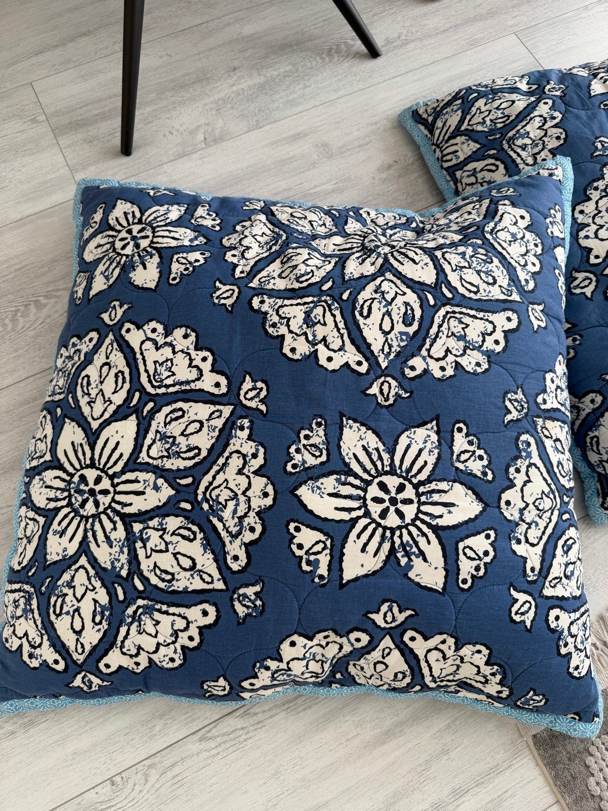 2x Hema zitkussens 70x70 cm met bloemenprint, Huis en Inrichting, Overige merken, Blauw, Met print, Vierkant