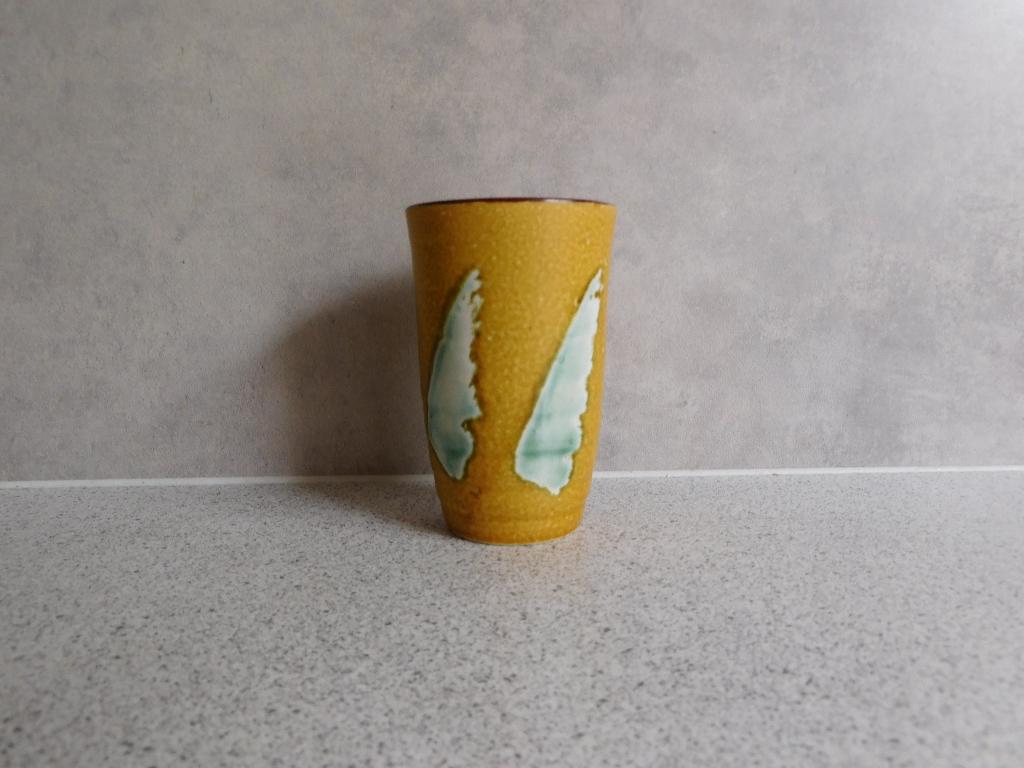 Beker 10x6,5 cm. Geel Mint Handmade, Antiek en Kunst, Antiek | Keramiek en Aardewerk, Ophalen of Verzenden