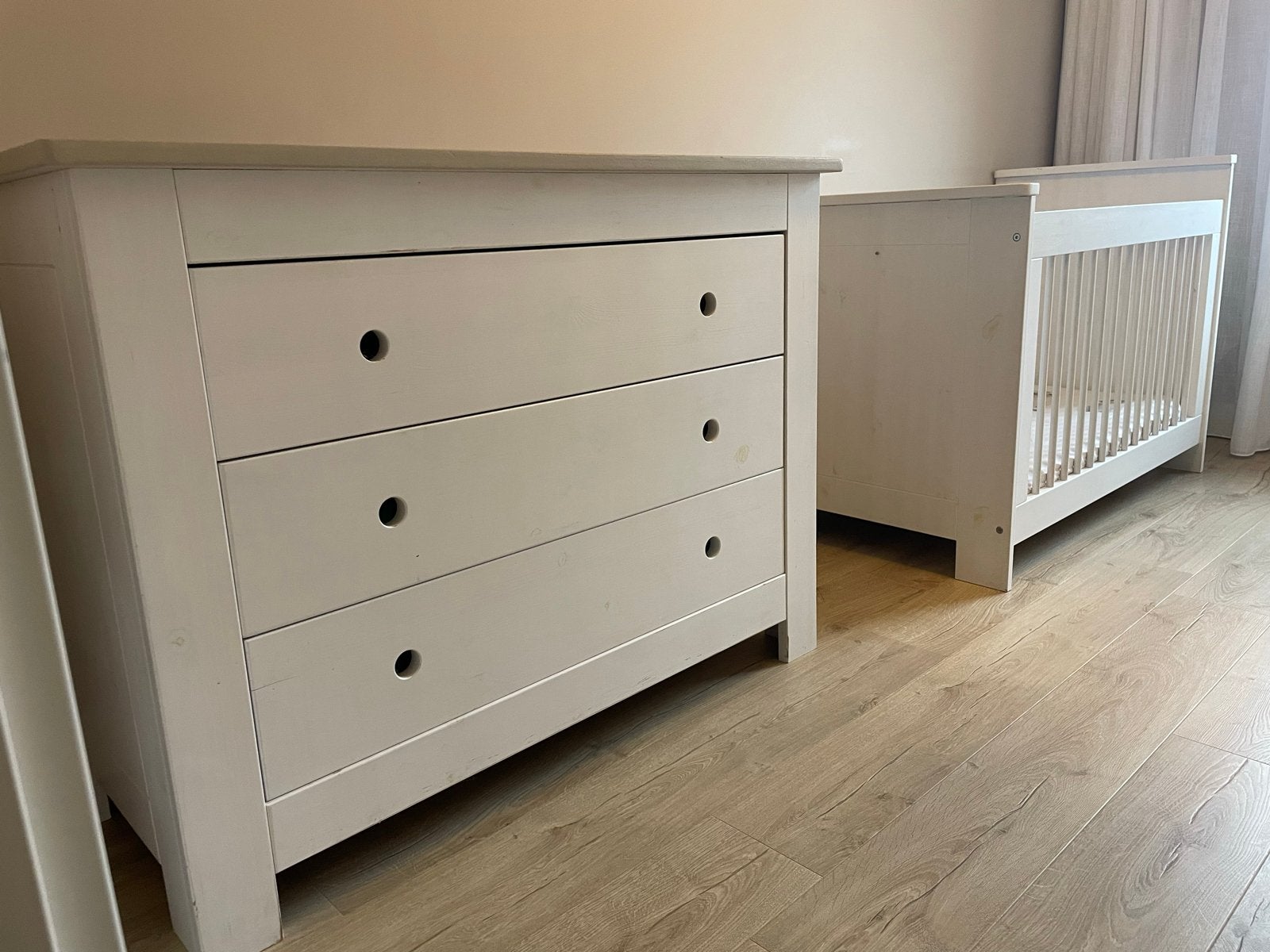 Kinder ledikant (in hoogte verstelbaar) en commode, Ophalen, Gebruikt, 70 tot 85 cm, Lattenbodem