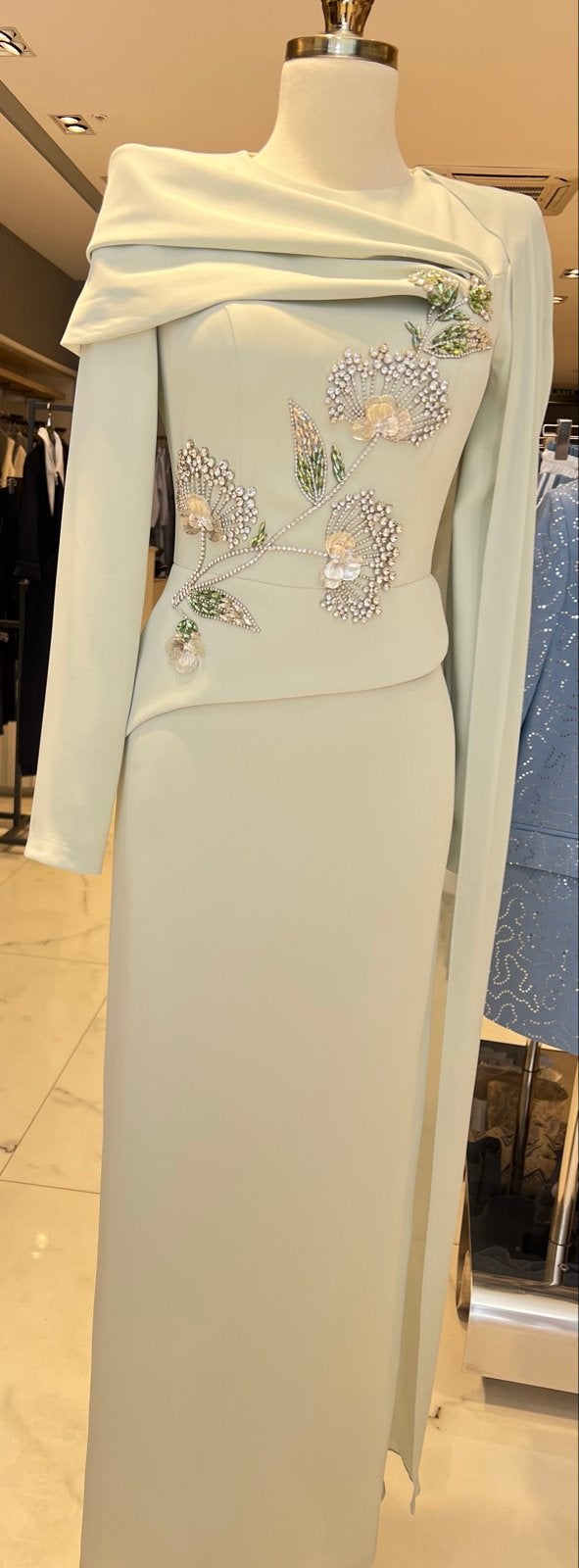 Elegante mintgroene avondjurk met borduursels, Kleding | Dames, Maat 38/40 (M), Ophalen of Verzenden, Zo goed als nieuw, Onder de knie