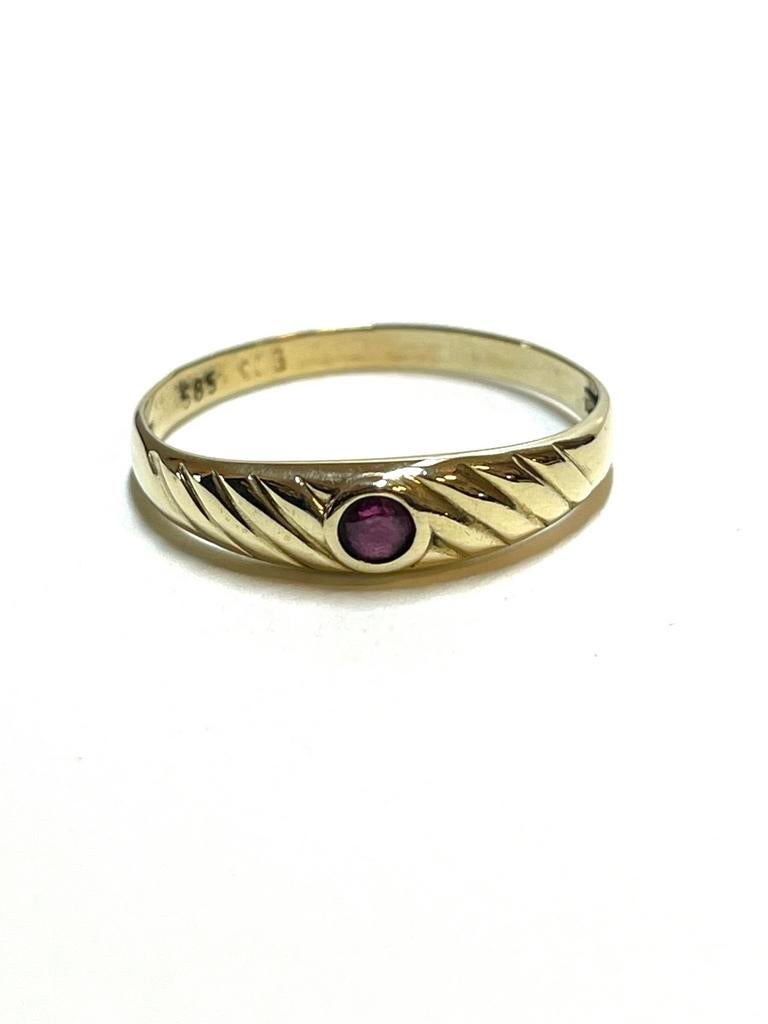 14k gouden ring met een robijn, Sieraden, Tassen en Uiterlijk, Ringen, -, -, Ophalen of Verzenden, Zo goed als nieuw