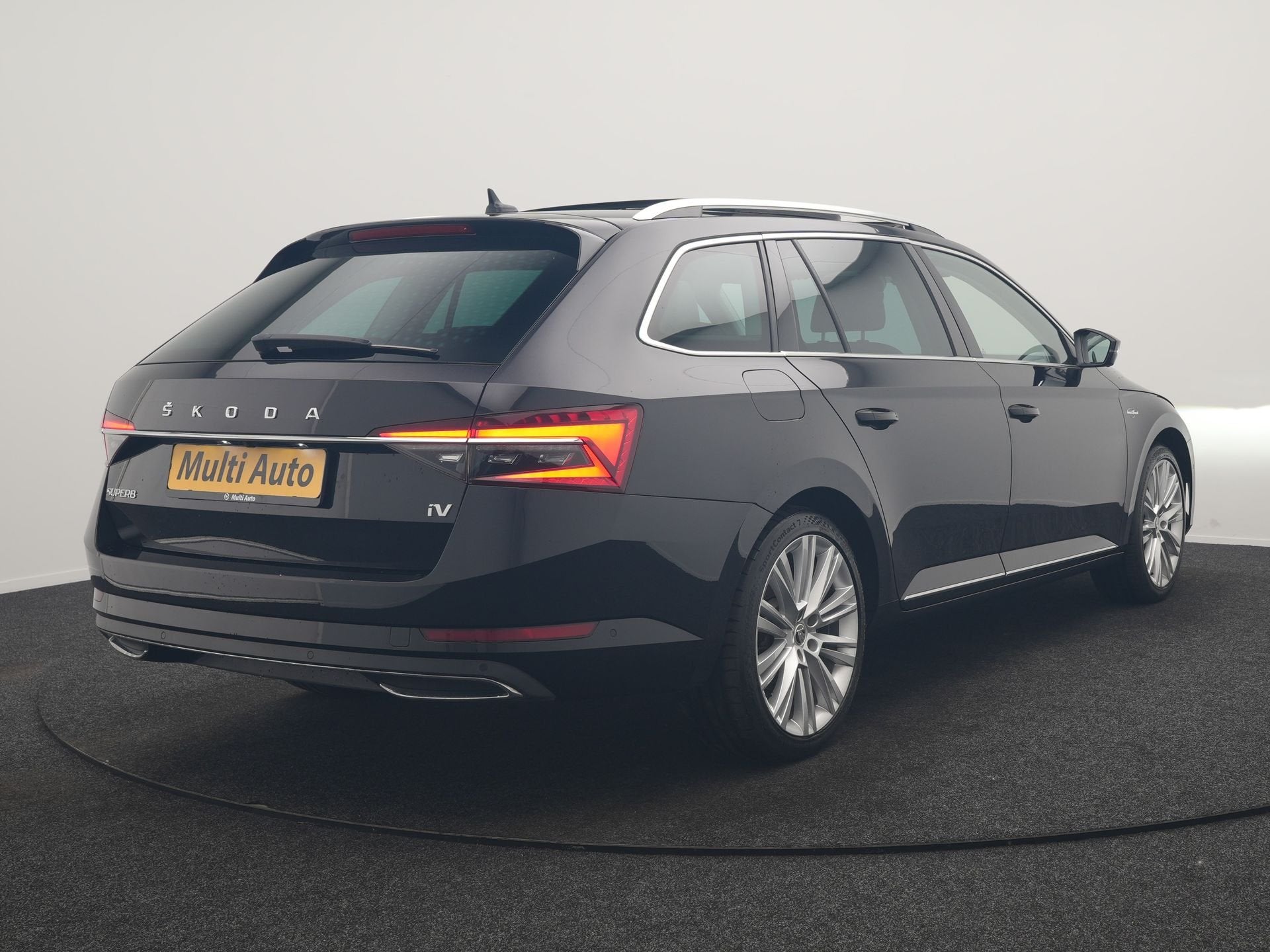 Skoda Superb Combi 1.4 TSI iV Laurin & Klement PHEV 218pk De, Dealer onderhouden, 4 cilinders, Zwart, Hybride Elektrisch/Benzine