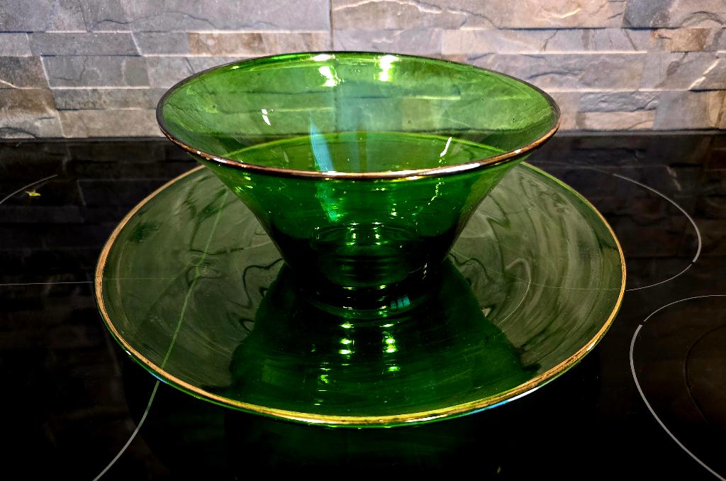 Boheems bord met schaal groen met gouden rand, Antiek en Kunst, Antiek | Glas en Kristal, Ophalen of Verzenden