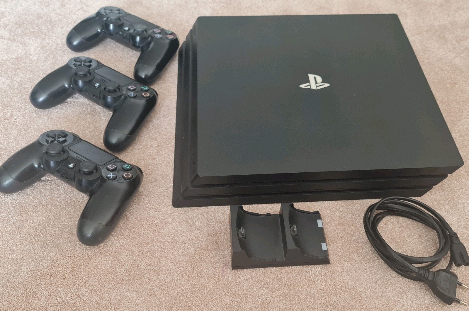 PlayStation 4 Pro 1TB + 3 Controllers + 9 Games +Oplaadstati, Overige genres, Ophalen of Verzenden, Zo goed als nieuw, 3 spelers of meer