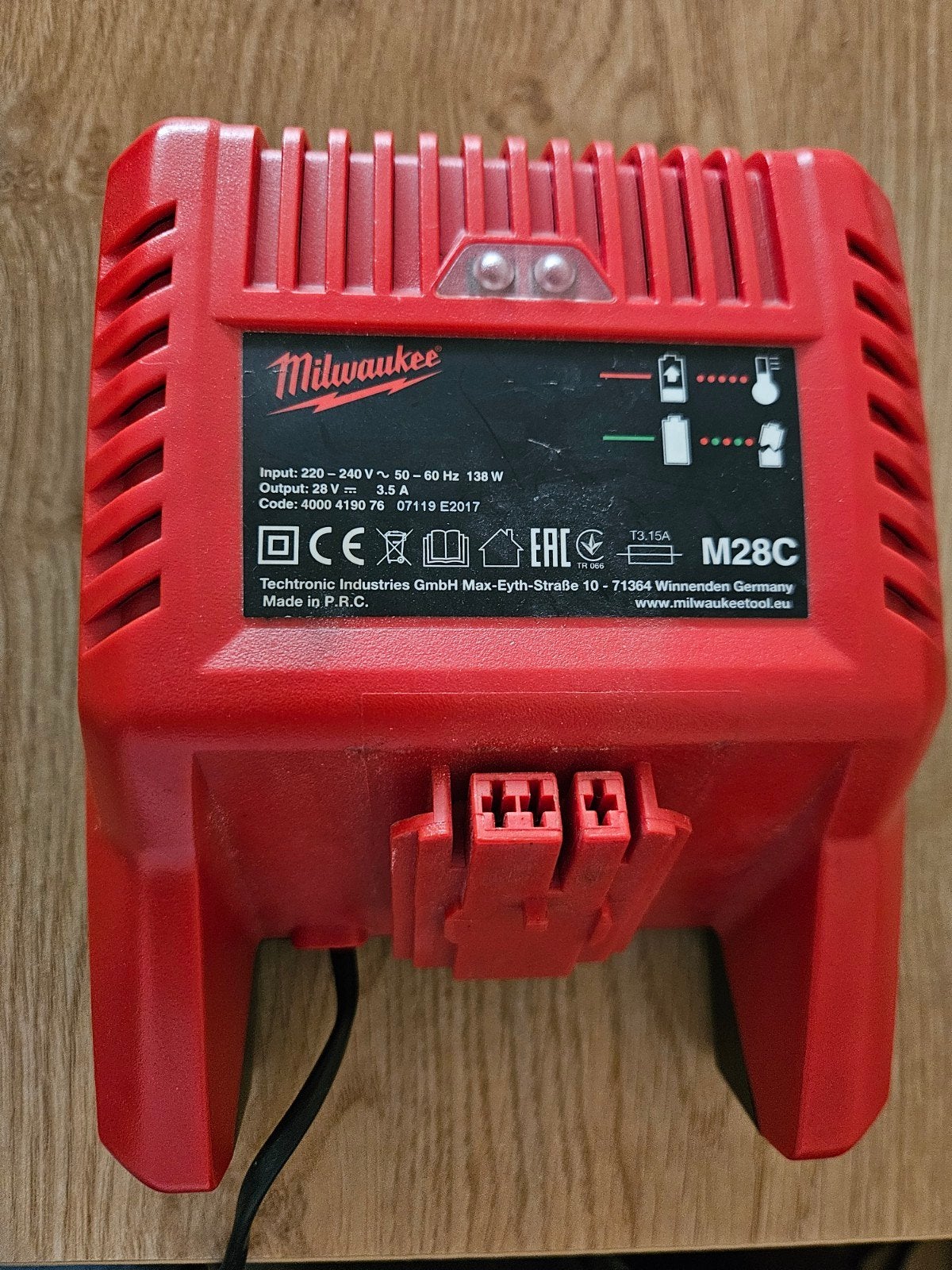 Milwaukee M28 C oplader voor 28V li-lon accu’s, Ophalen of Verzenden