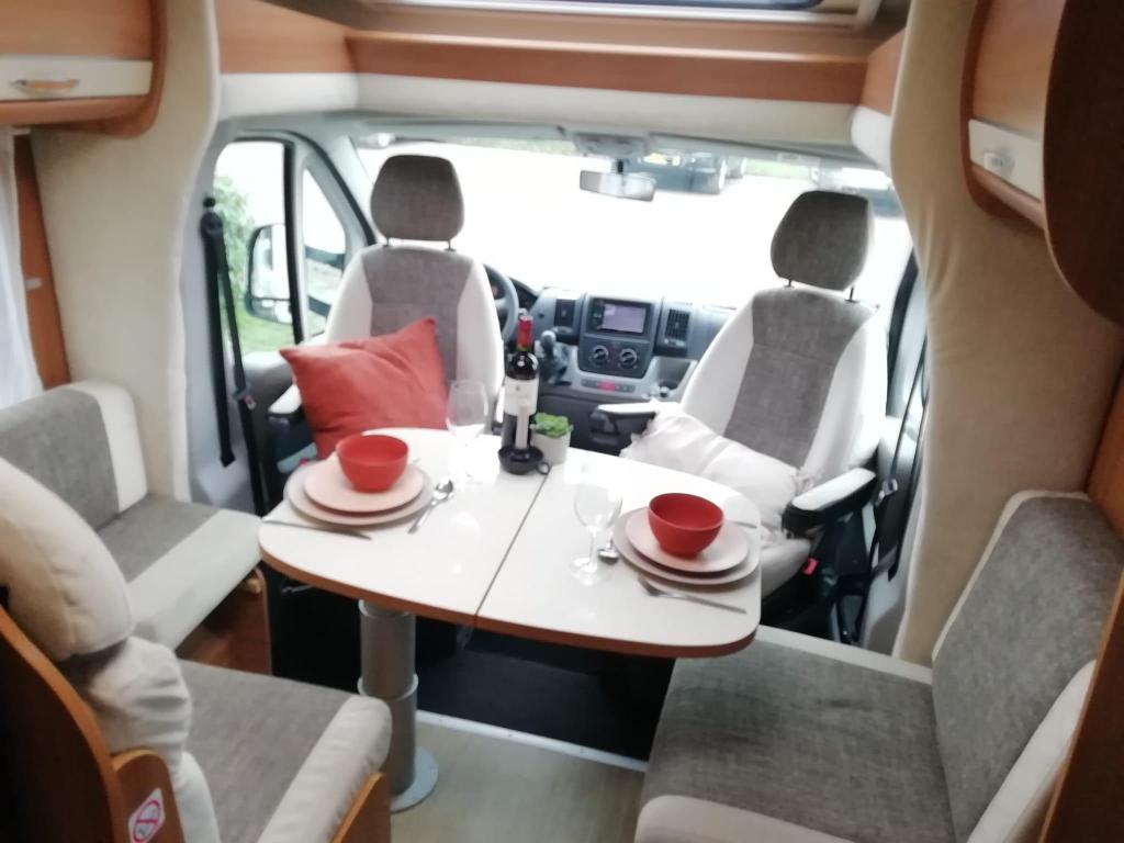 Rapido Le Randonneur 690F met 3 grote zonnepanelen en tv !!!, Caravans en Kamperen, Ringverwarming, Fiat, Bedrijf, Tot en met 3