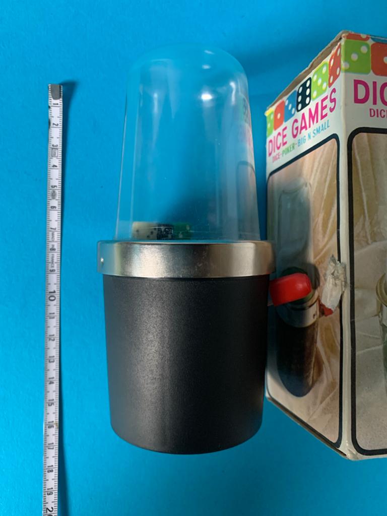 Vintage Dice Games Shaker - Dobbelspel met doos, Hobby en Vrije tijd, Gezelschapsspellen | Overige, Vijf spelers of meer, Ophalen of Verzenden