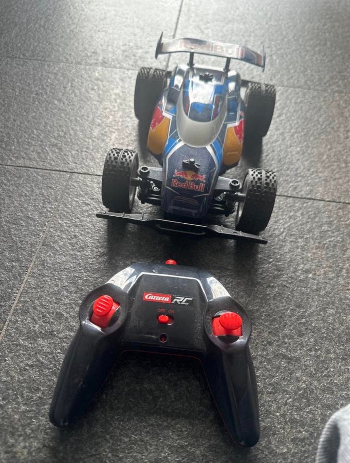Carrera RC Red Bull Buggy - Werkt op 1 batterij, Hobby en Vrije tijd, Modelbouw | Radiografisch | Auto's, Gebruikt, Auto offroad