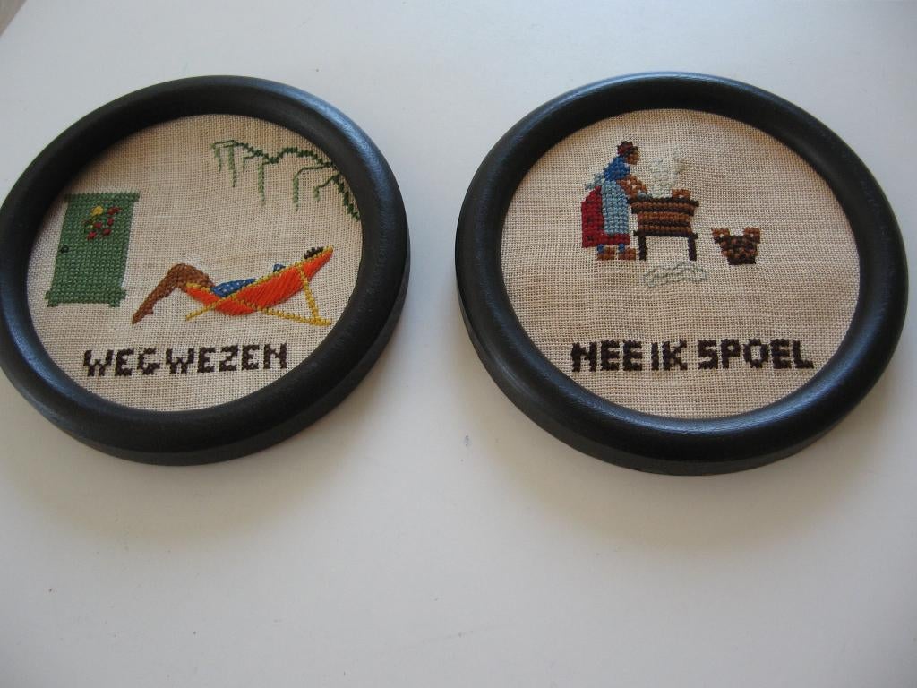 2 oude ronde borduurwerkjes 1968 samen €20.00 Diamter 12 cm., Hobby en Vrije tijd, Borduren en Borduurmachines, Ophalen of Verzenden
