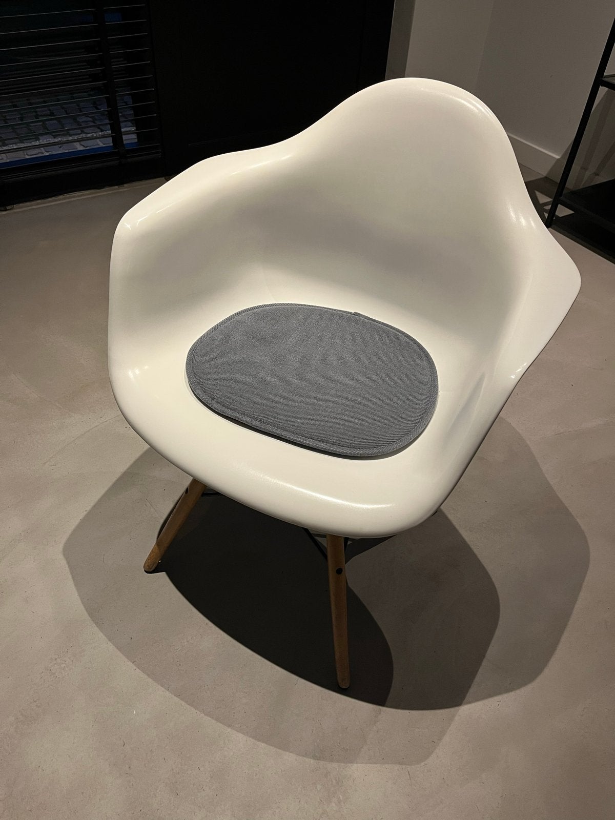 7 Witte stoelen met houten poten en grijs kussen, Ophalen, Kunststof, Gebruikt, Wit
