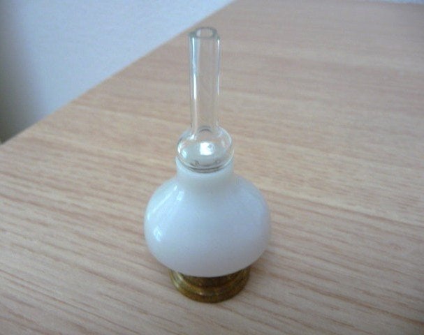 Miniatuur olielampje met messing voet, 7 cm hoog, Ophalen of Verzenden