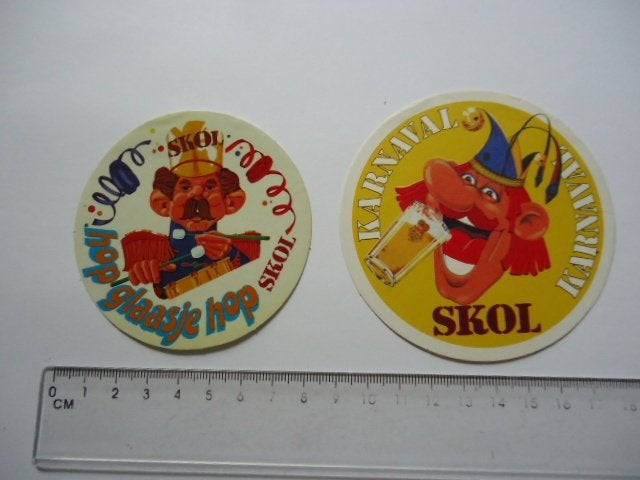 sticker oud SKOL BIER Strip carnaval karnaval jaren 70 2x, Ophalen of Verzenden, Zo goed als nieuw, Bedrijf of Vereniging
