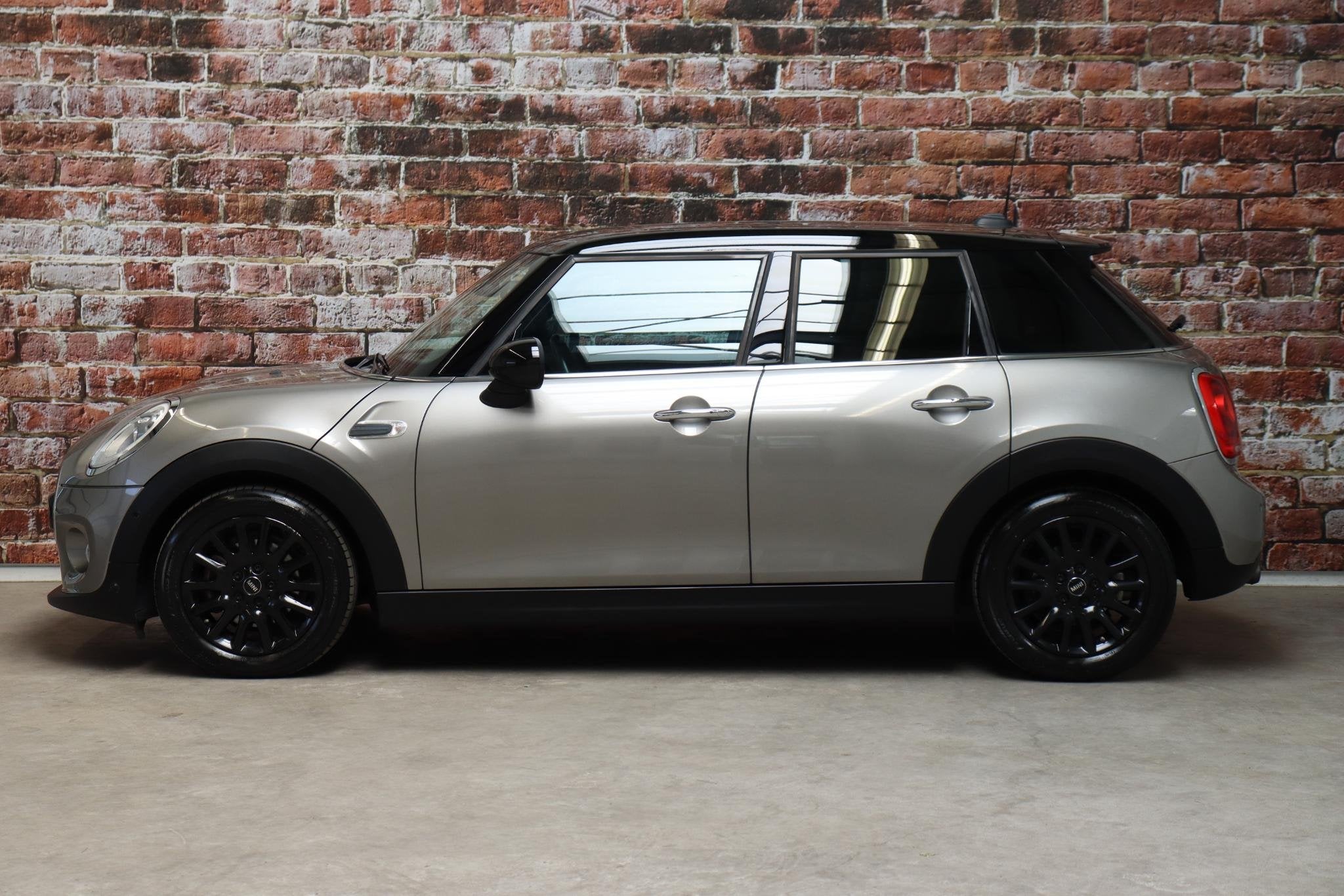 MINI Hatchback Cooper Chili Serious Business Automaat 5 deur, Auto's, Mini, 136 pk, Gebruikt, Leder en Stof, 49 €/maand