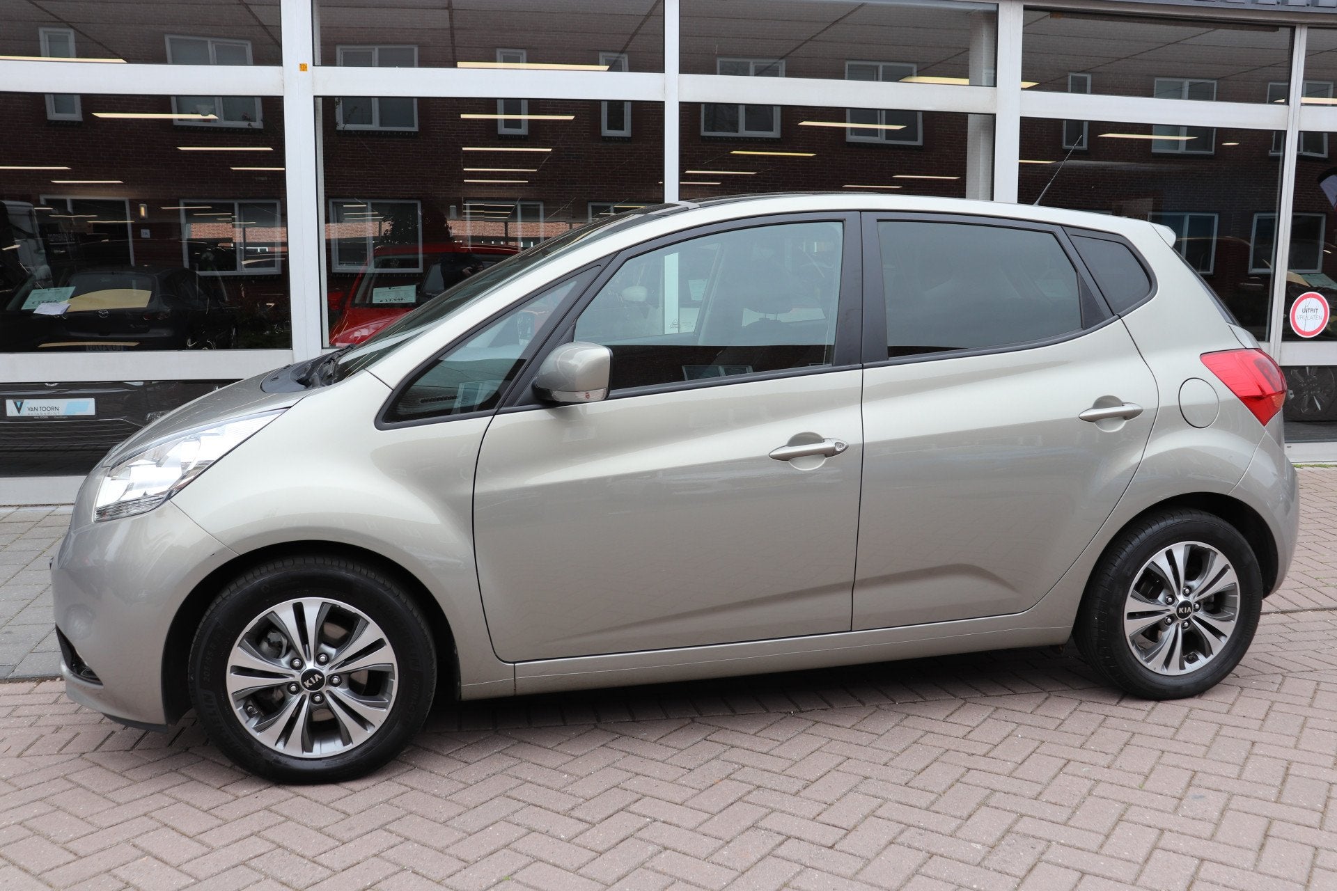 Kia Venga 1.6 CVVT ExecutiveLine Automaat. Panoramadak, navi, Auto's, Gebruikt, 4 cilinders, 1197 kg, Stoelverwarming