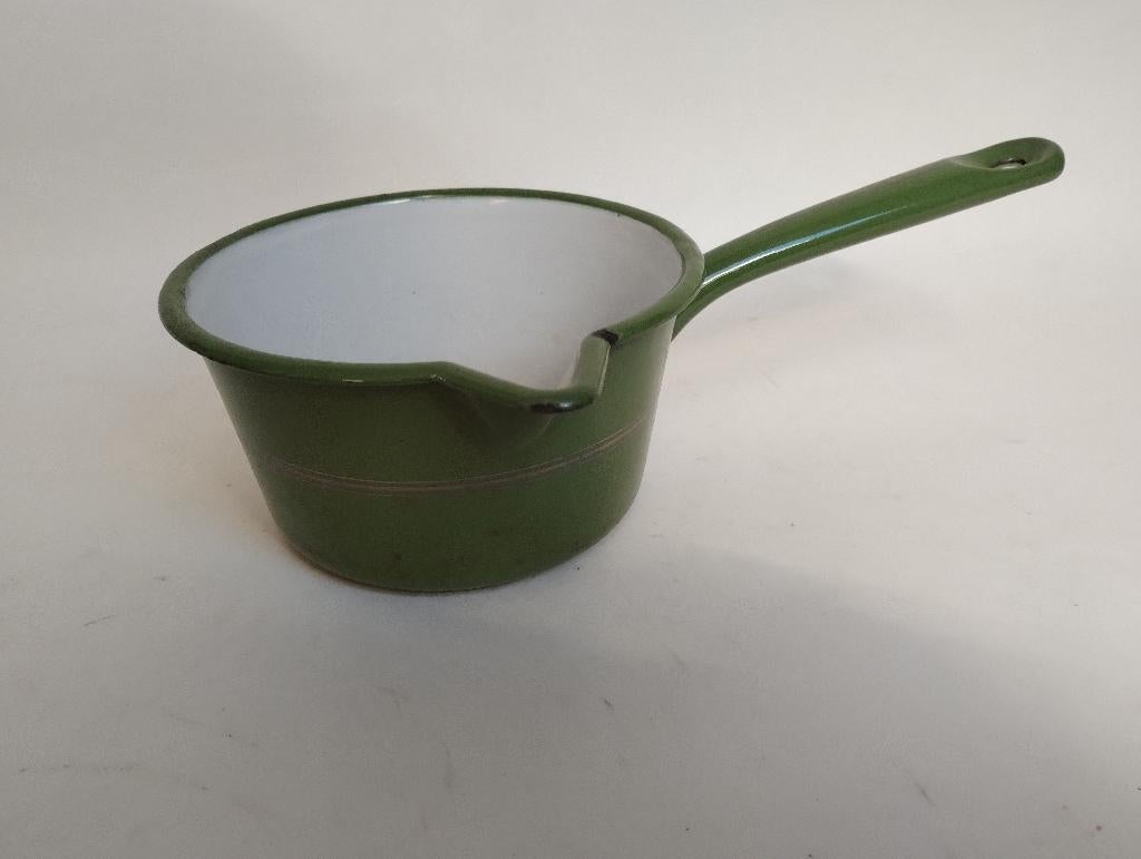 emaille steelpan reseda groen met bies en schenktuit, Antiek en Kunst, Antiek | Emaille, Ophalen
