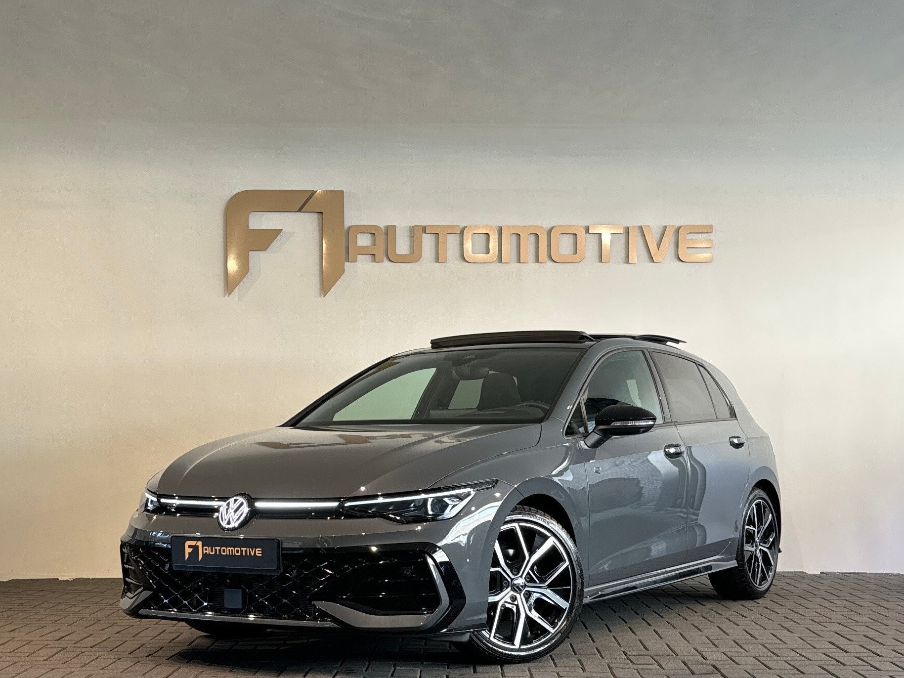 Volkswagen GOLF 1.5 eTSI Pano|HuD|Trekhaak|360 Camera|Keyles, Auto's, Dealer onderhouden, 150 pk, Alcantara, Bedrijf