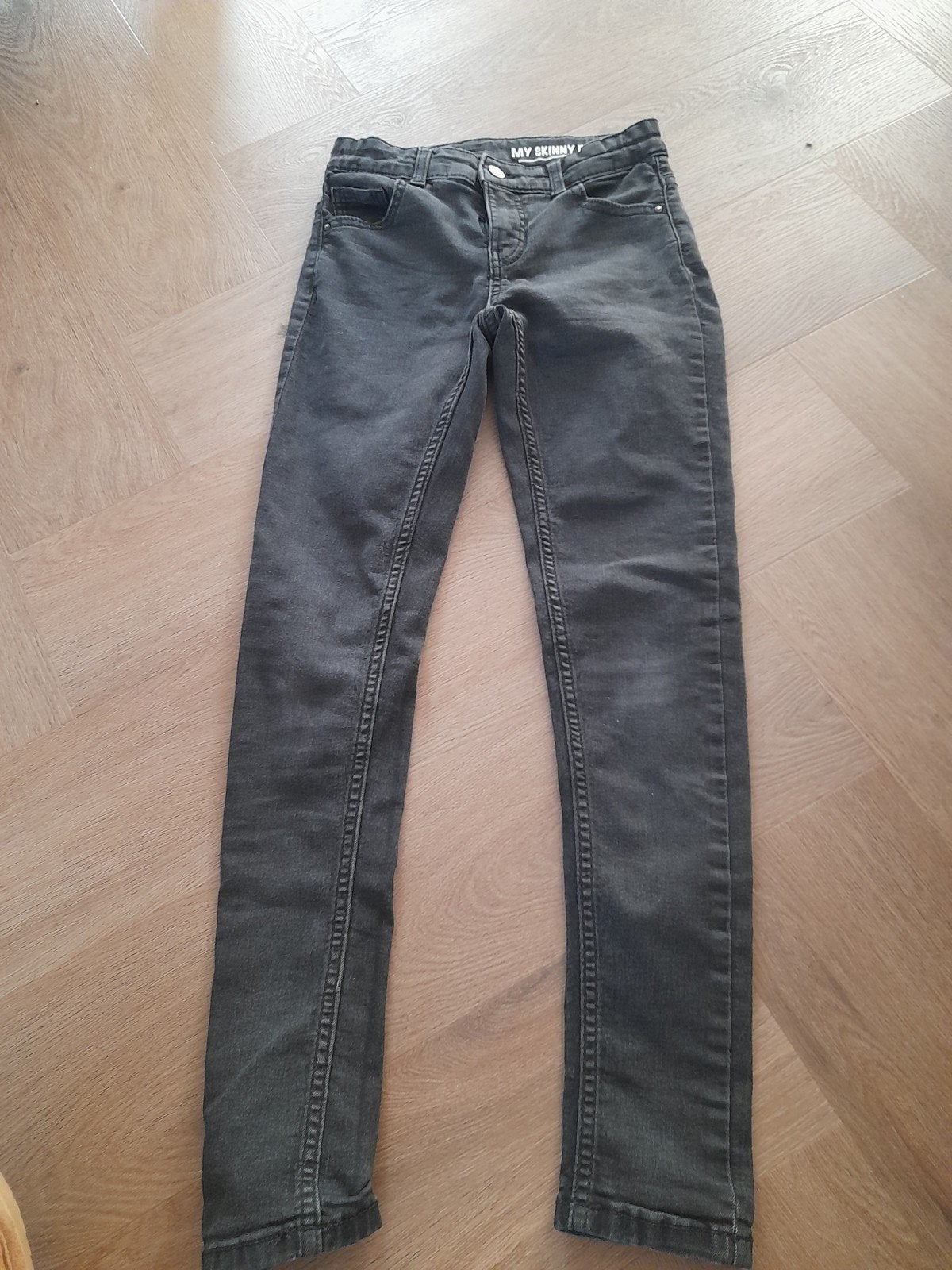 bijna gratis zgan Hema meisjes lange spijkerbroek 146 zwart, Broek, Meisje, Ophalen of Verzenden, Zo goed als nieuw