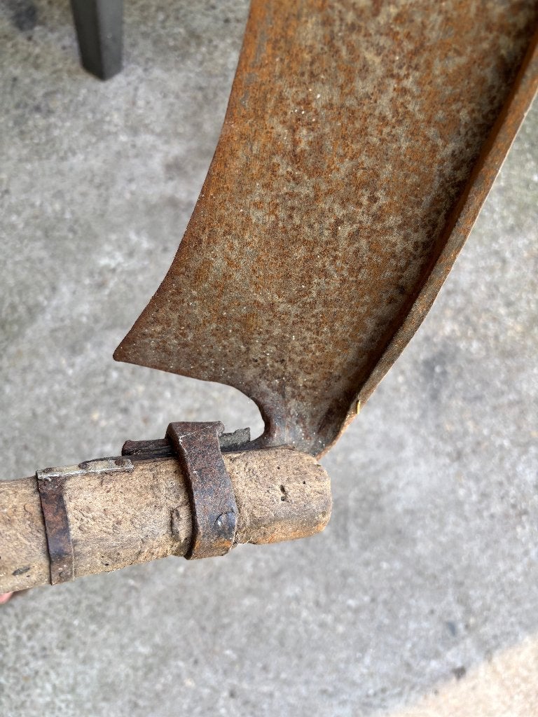 Oude zeis met originele steel. Blad 52 cm, steel 143 cm, Ophalen