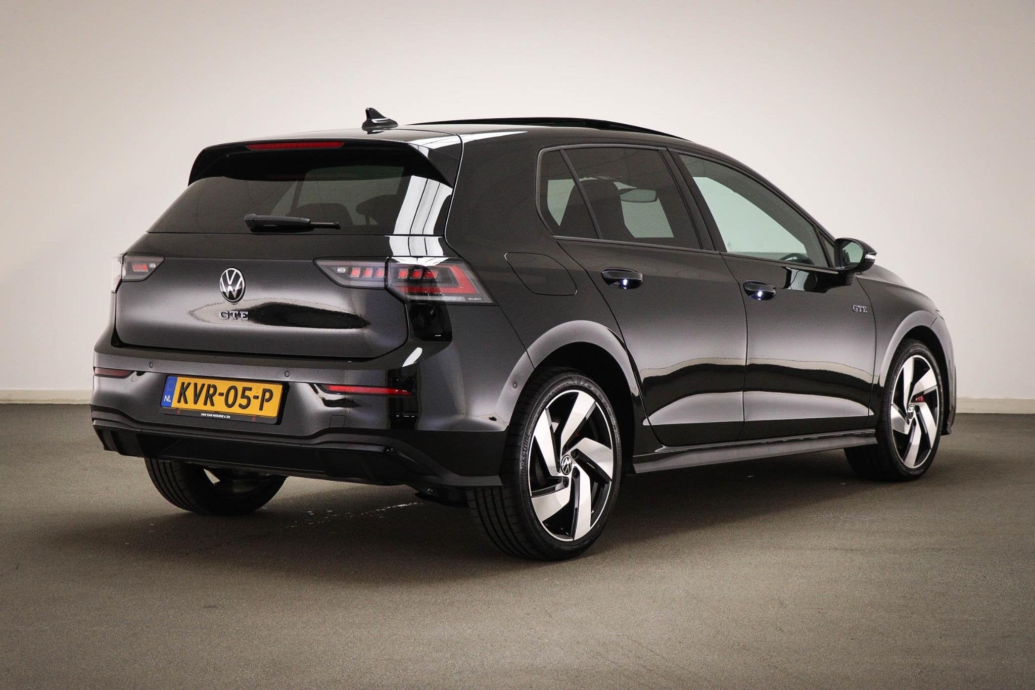 Volkswagen Golf 1.5 eHybrid GTE | LEDER | PANORAMADAK | HEAD, 4 cilinders, Met garantie (alle), 150 min, 1700 kg
