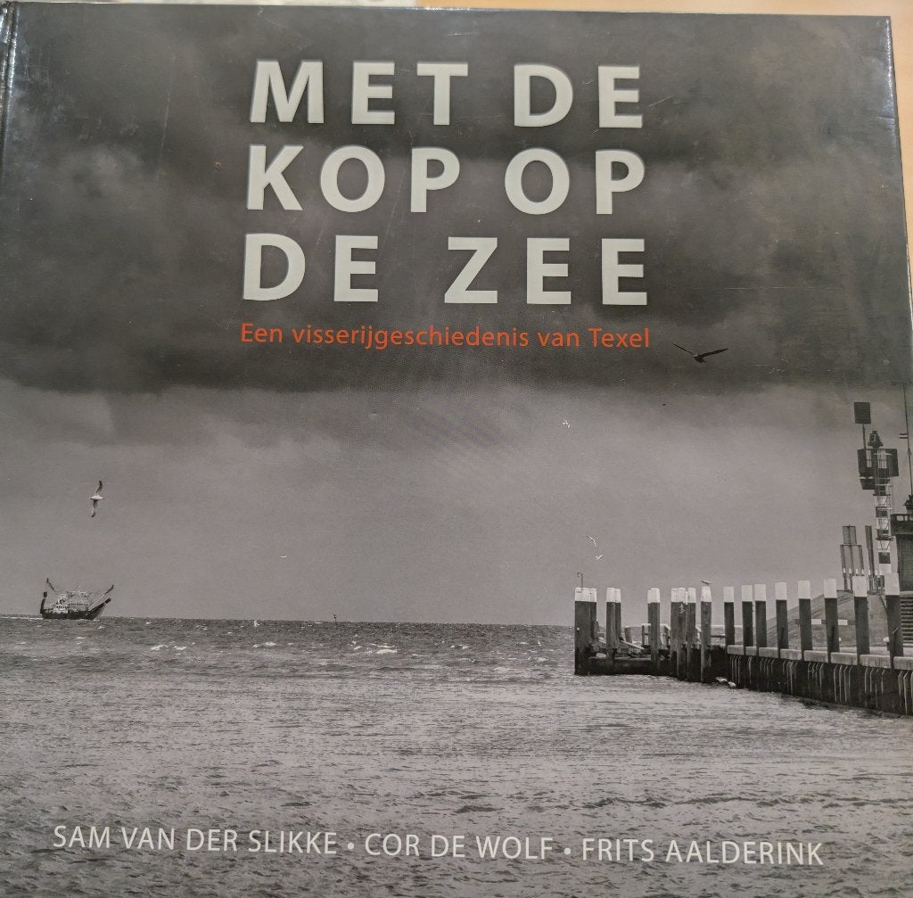 Met de kop op de zee-Visserijgeschiedenis Texel (Near Mint), 20e eeuw of later, Ophalen of Verzenden, Zo goed als nieuw, Sam van der Slikke, Cor de Wolf en Frits Aalderink