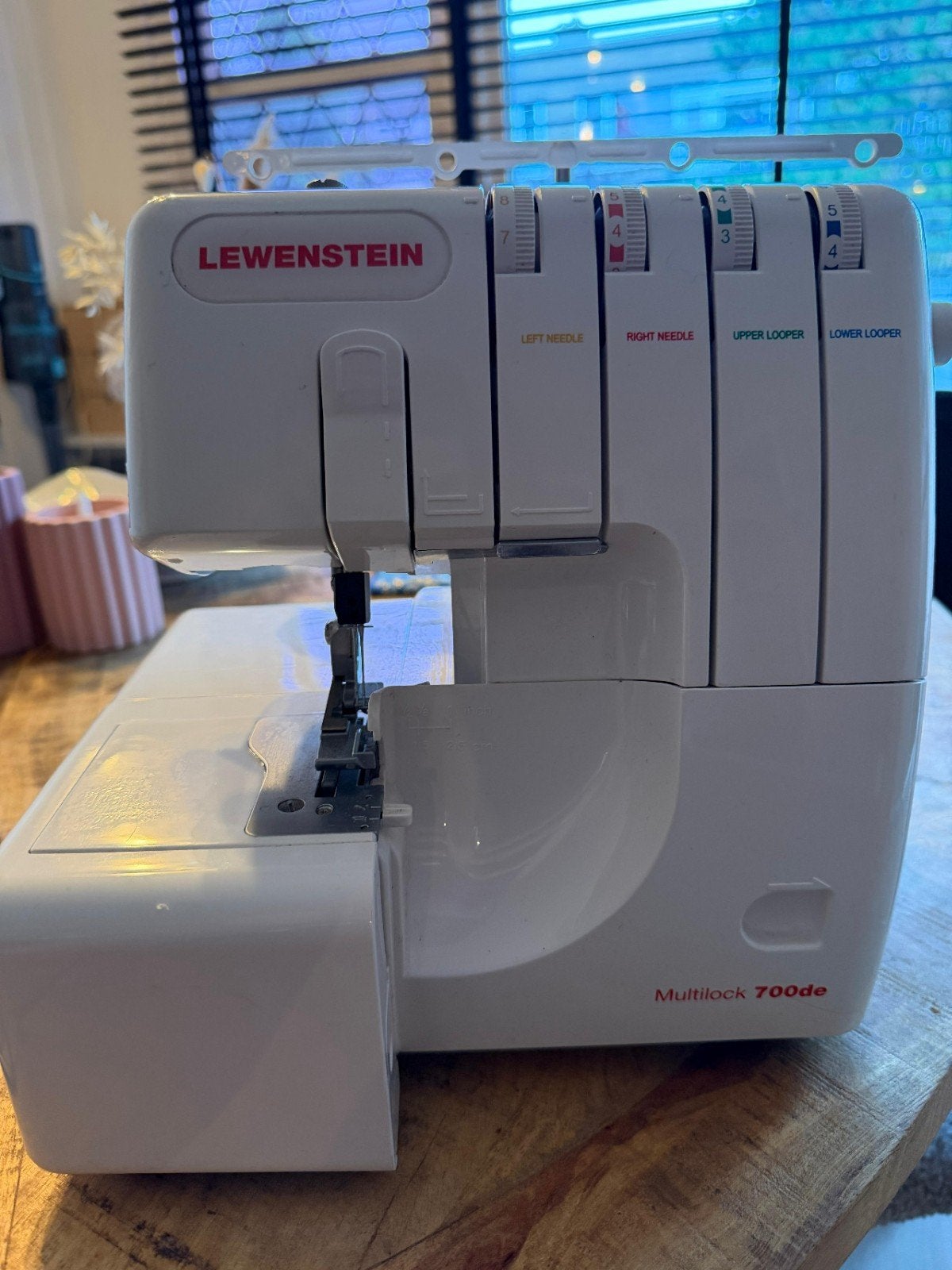 Lewenstein Multilock 700, Hobby en Vrije tijd, Naaimachines en Toebehoren, Ophalen of Verzenden, Zo goed als nieuw, Lockmachine