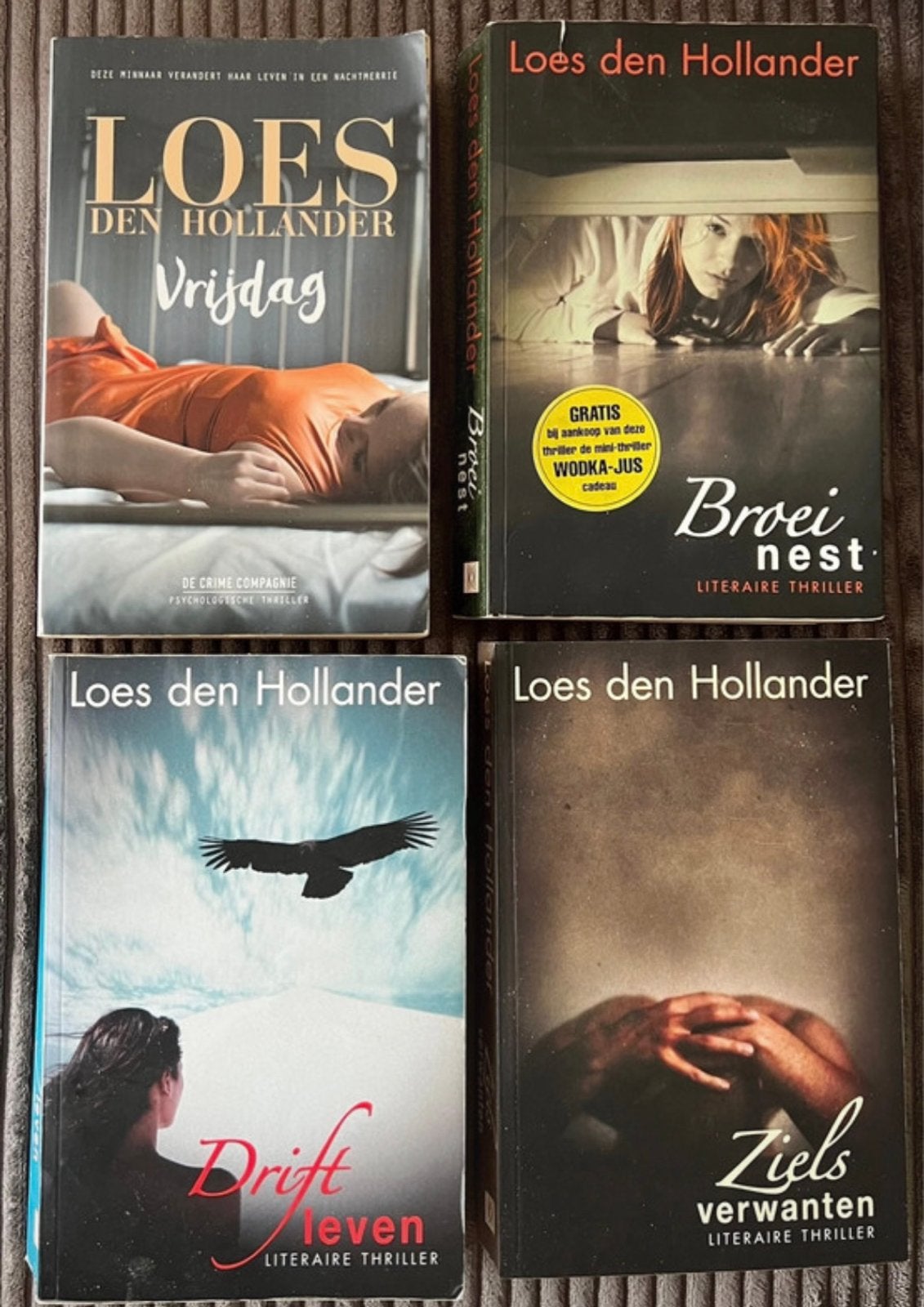 4 thrillers van Loes den Hollander, Ophalen of Verzenden, Gelezen
