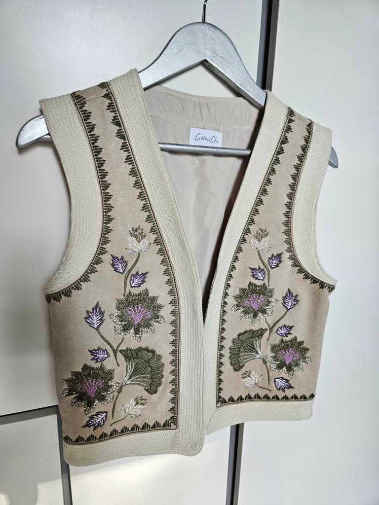 Cotton Club Gilet XS/S - Ongebruikt met borduursels, Beige, Ophalen of Verzenden, Zo goed als nieuw, Maat 36 (S)