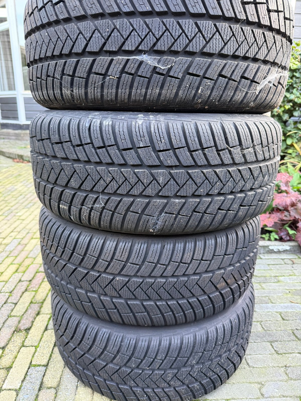 17 inch winterbanden op volvovelgen (3 bijna nieuw), Auto-onderdelen, Ophalen, Nieuw, 17 inch, Winterbanden