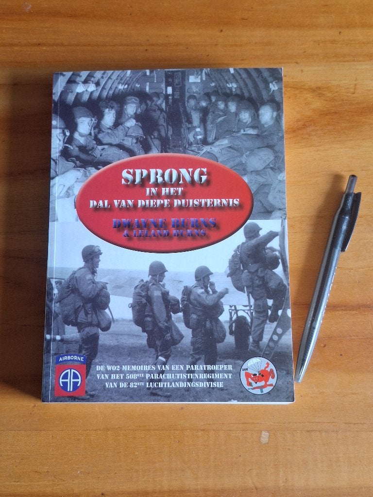 Sprong in het Dal van Diepe Duisternis - WO2 Paratroeper, Ophalen of Verzenden, Zo goed als nieuw, Landmacht, Tweede Wereldoorlog