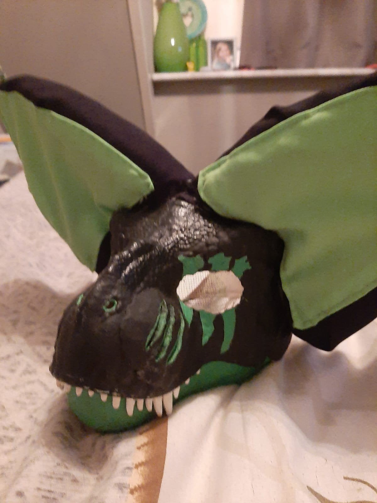 Zwart-groen dinomasker €20,-, Hobby en Vrije tijd, Ophalen of Verzenden, Gebruikt