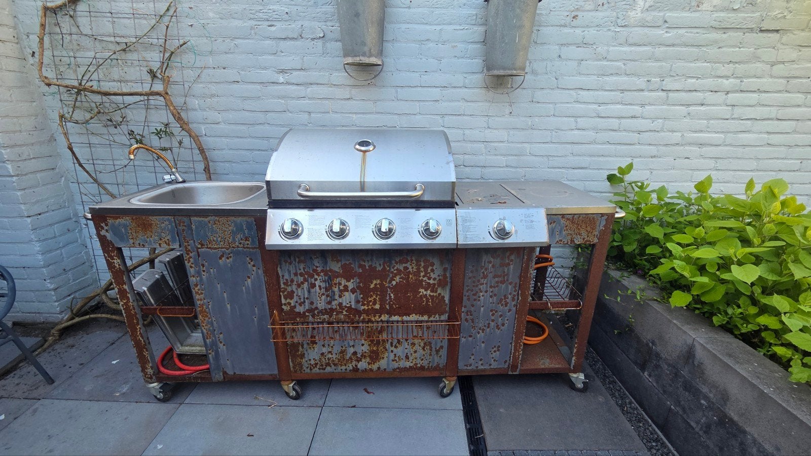 Buitenkeuken met gasbarbecue en spoelbak, Ophalen, Gebruikt