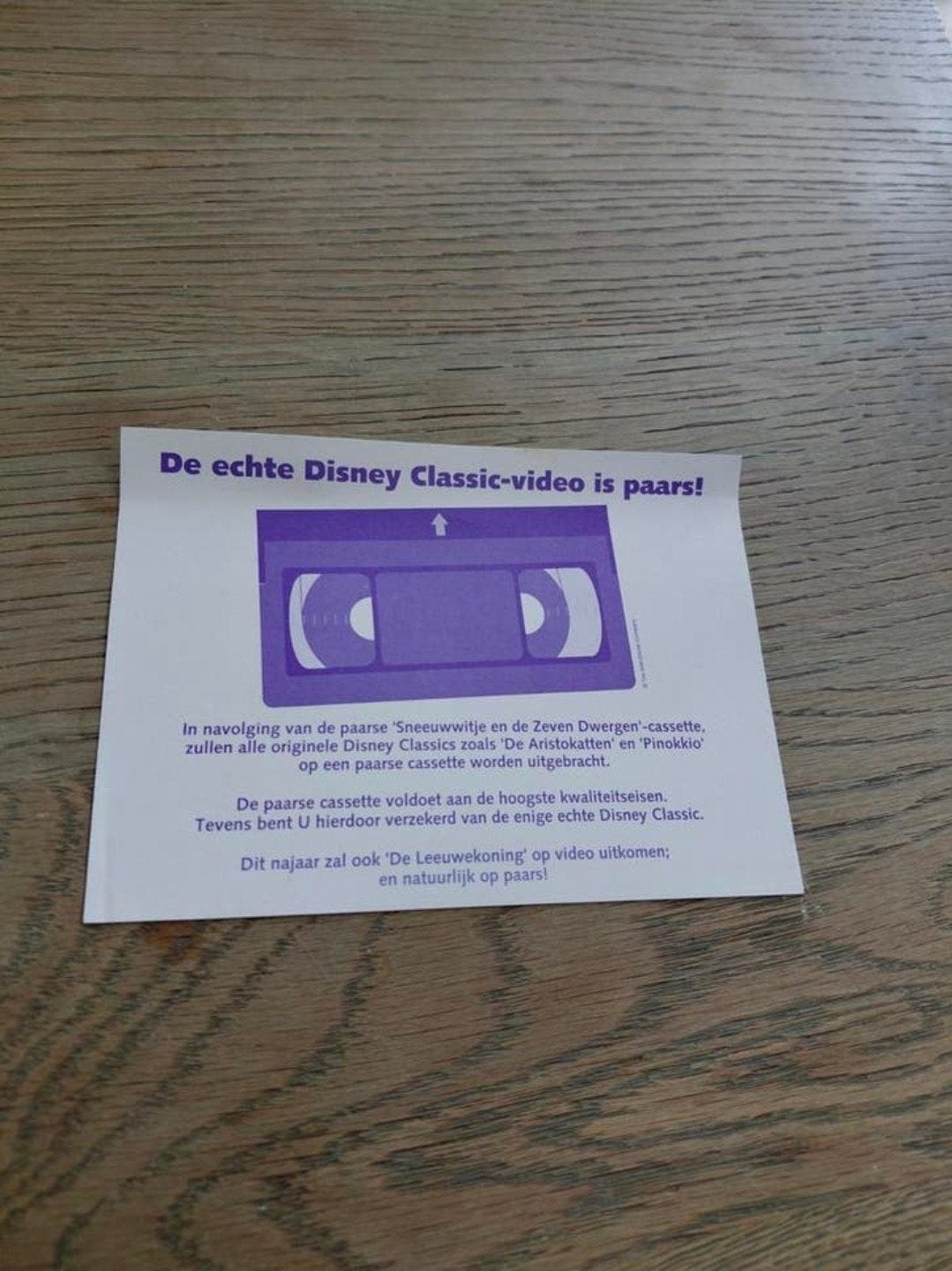 Disney cassette is Paars kaart., Verzamelen, Ophalen of Verzenden, Sneeuwwitje of Doornroosje, Gebruikt, Plaatje of Poster