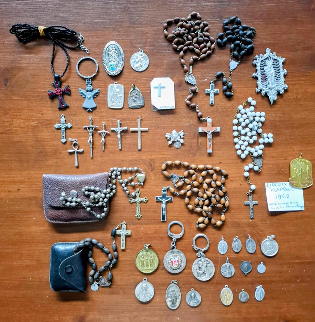 Diverse collectie oude religieuze items en rozenkransen, Ophalen of Verzenden