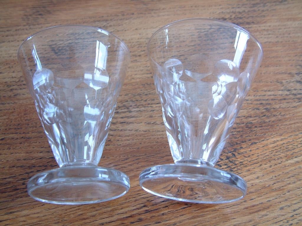 2 gave oude glas glaasjes olijfslijpsel ca 8,5 cm hoog, Ophalen of Verzenden