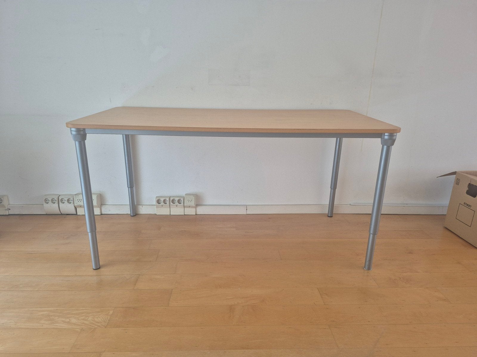 Bureau van Ikea, in hoogte verstelbaar, Huis en Inrichting, Bureaus, Overige typen, Gebruikt, Scandinavisch, Spaanplaat of MDF