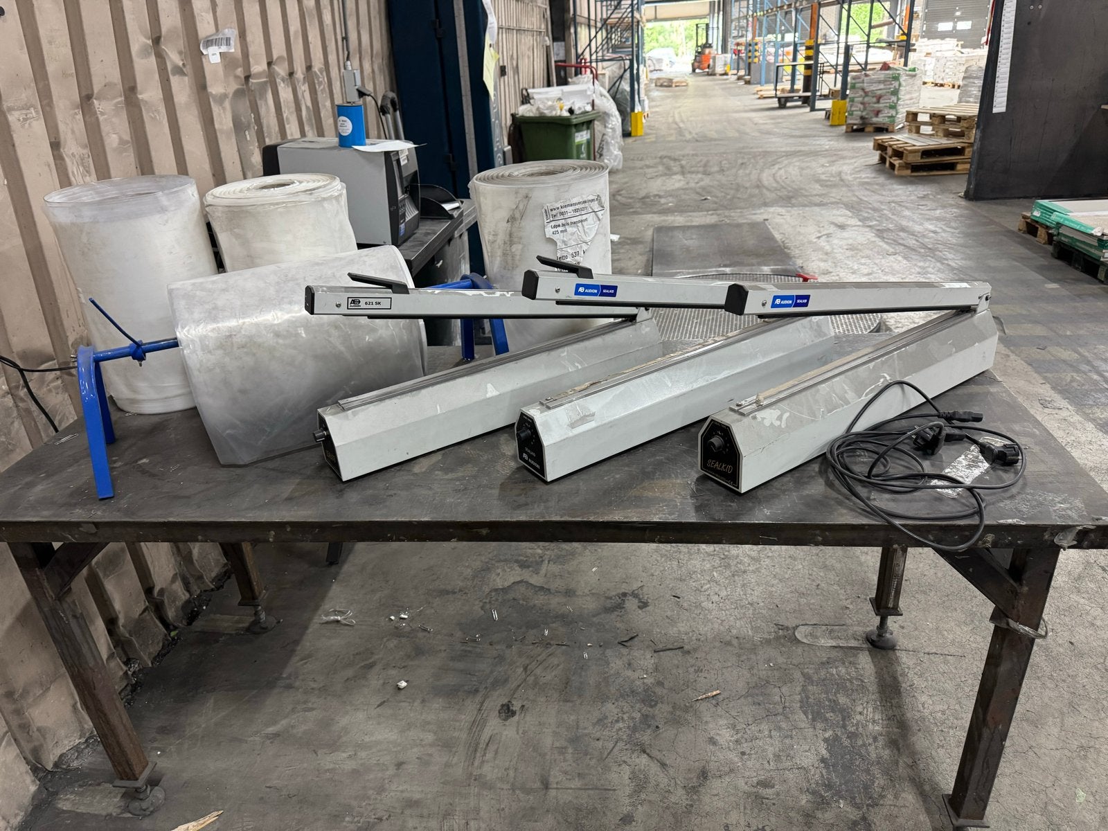 3 Impulssealers met 3 rollen plastic buis en 3 pallets zakke, Ophalen