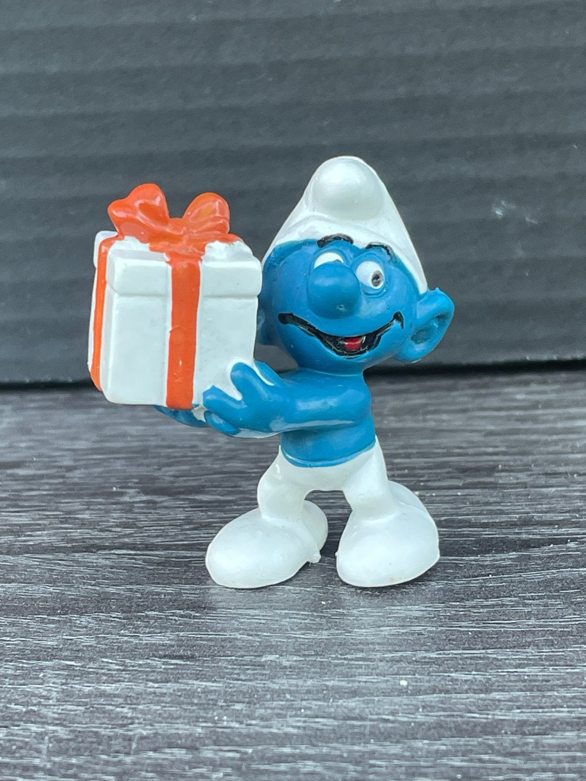 Smurf met cadeau - Vintage Smurfen figuurtje, Verzamelen, Smurfen, Ophalen of Verzenden, Gebruikt, Overige Smurfen, Poppetje, Figuurtje of Knuffel