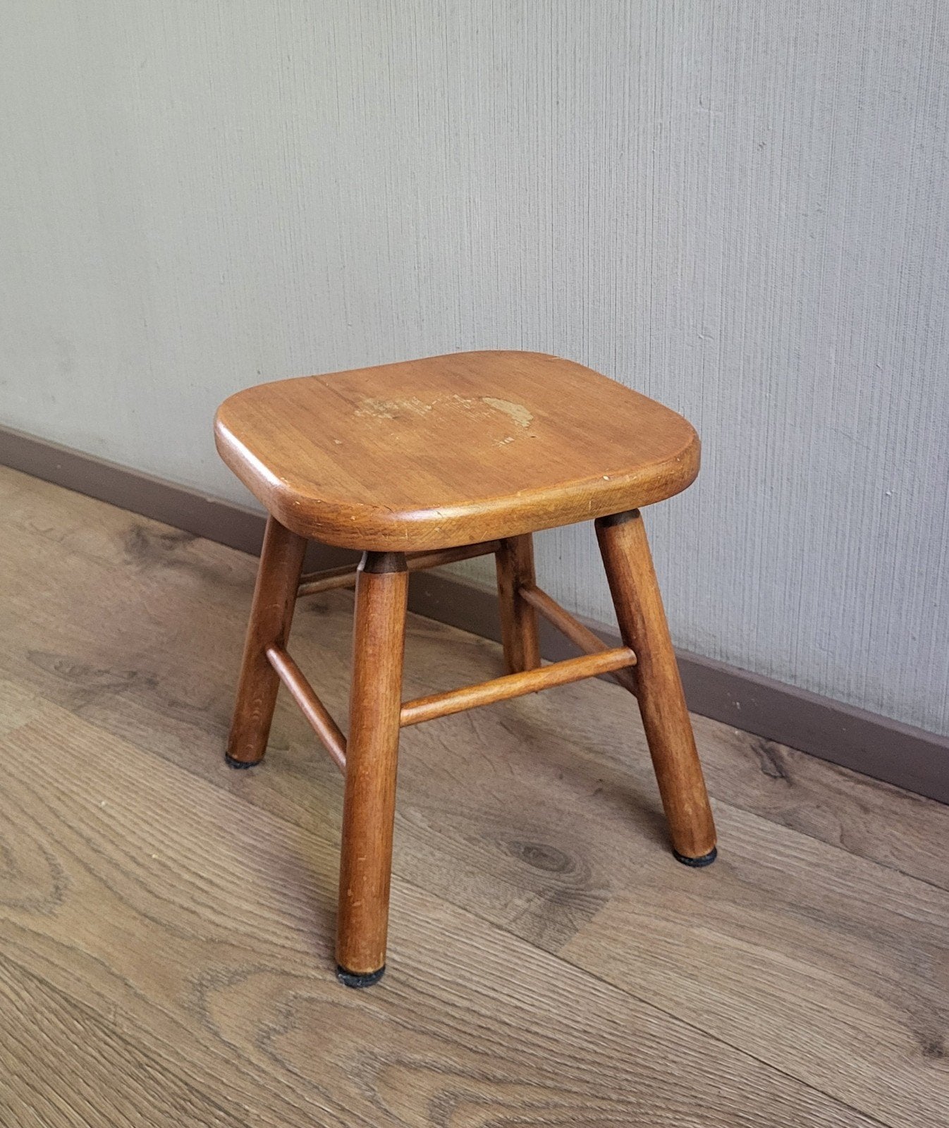 Vintage bruin houten plantentafeltje / krukje, Huis en Inrichting, Krukjes, Ophalen of Verzenden, Gebruikt, Hout