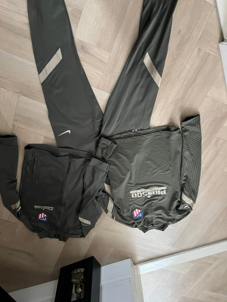 Trainingspak 3 delig athletico madrid, Kinderen en Baby's, Kinderkleding | Maat 164, Ophalen of Verzenden, Zo goed als nieuw, Jongen of Meisje