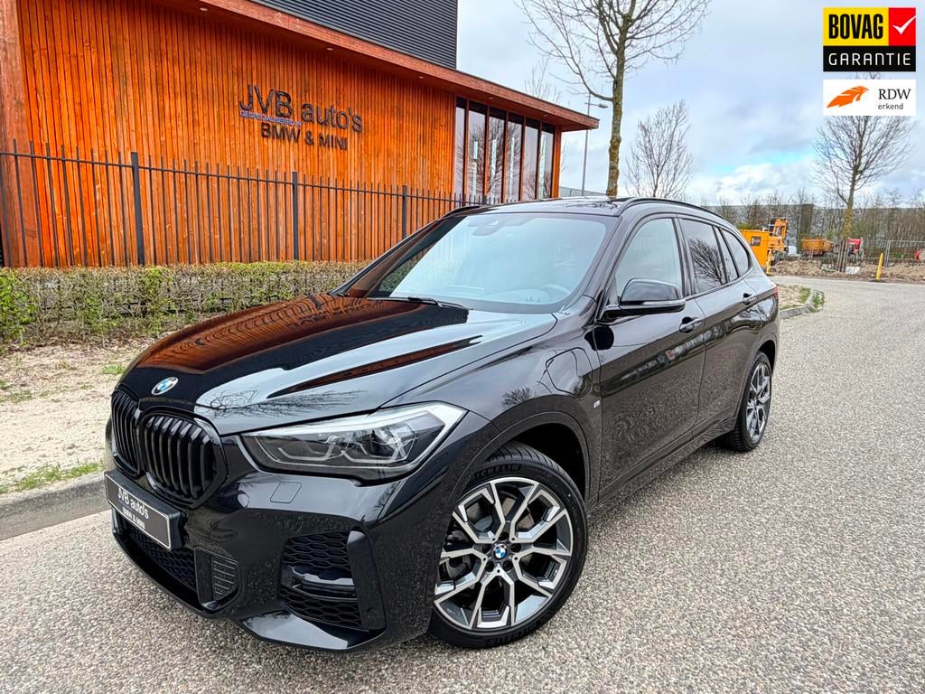 BMW X1 BMW X1 XDrive25e M-sport, panorama, trekhaak, HUD, 12 maanden, Gebruikt, 750 kg, Zwart