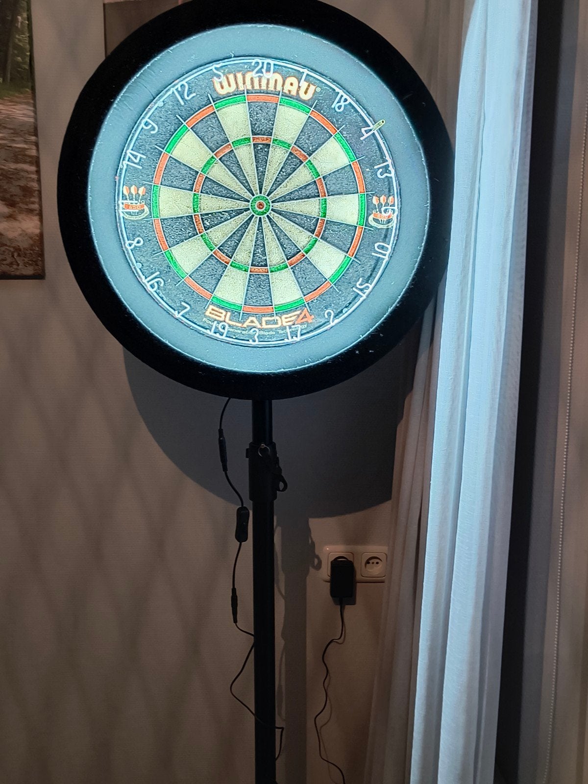 Winmau Blade 4 dartbord met verlichting en standaard, Sport en Fitness, Darts, Ophalen, Zo goed als nieuw, Dartbord